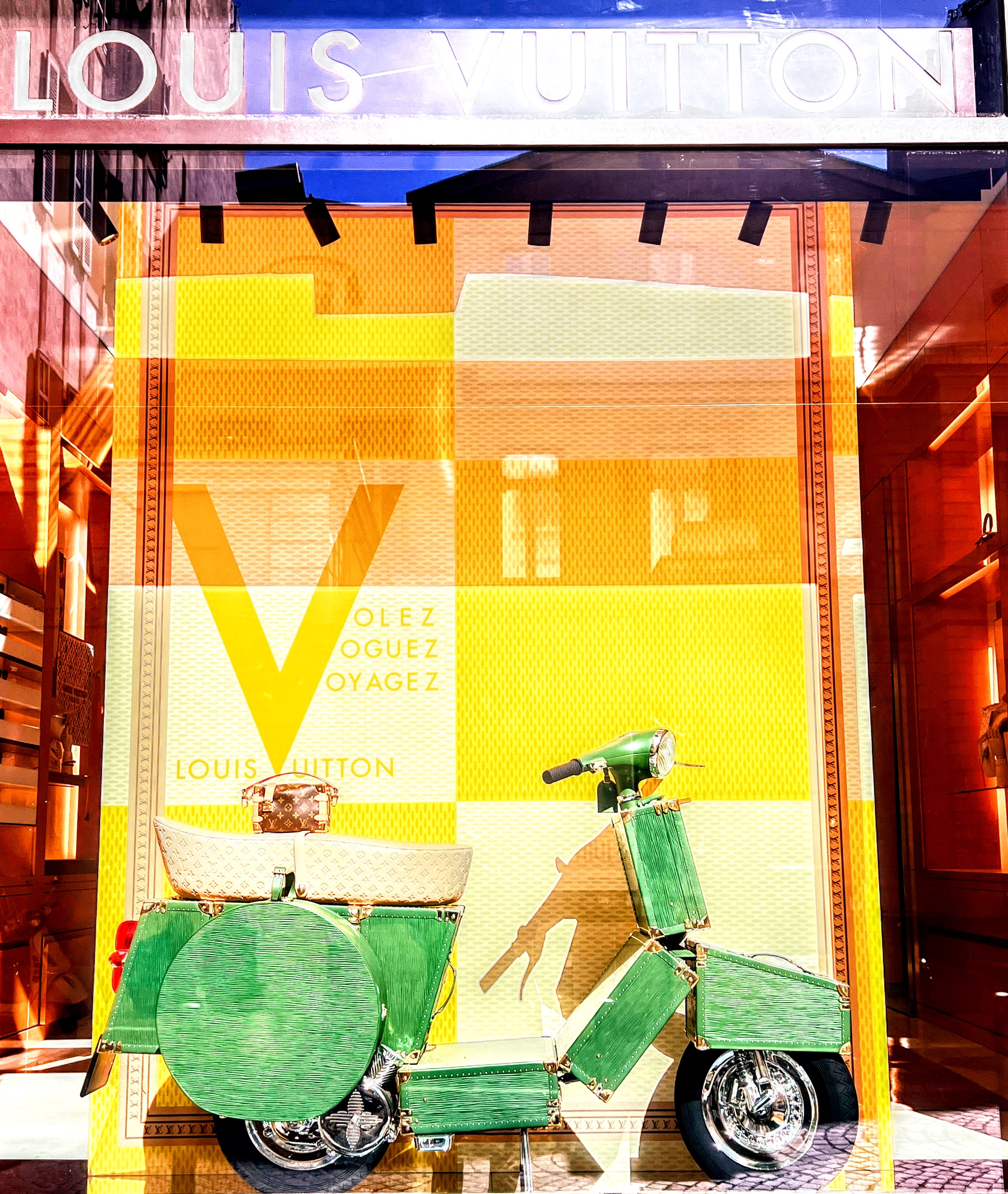 Louis Vuitton : Scooter – valise (2025) – vitrine à Marseille