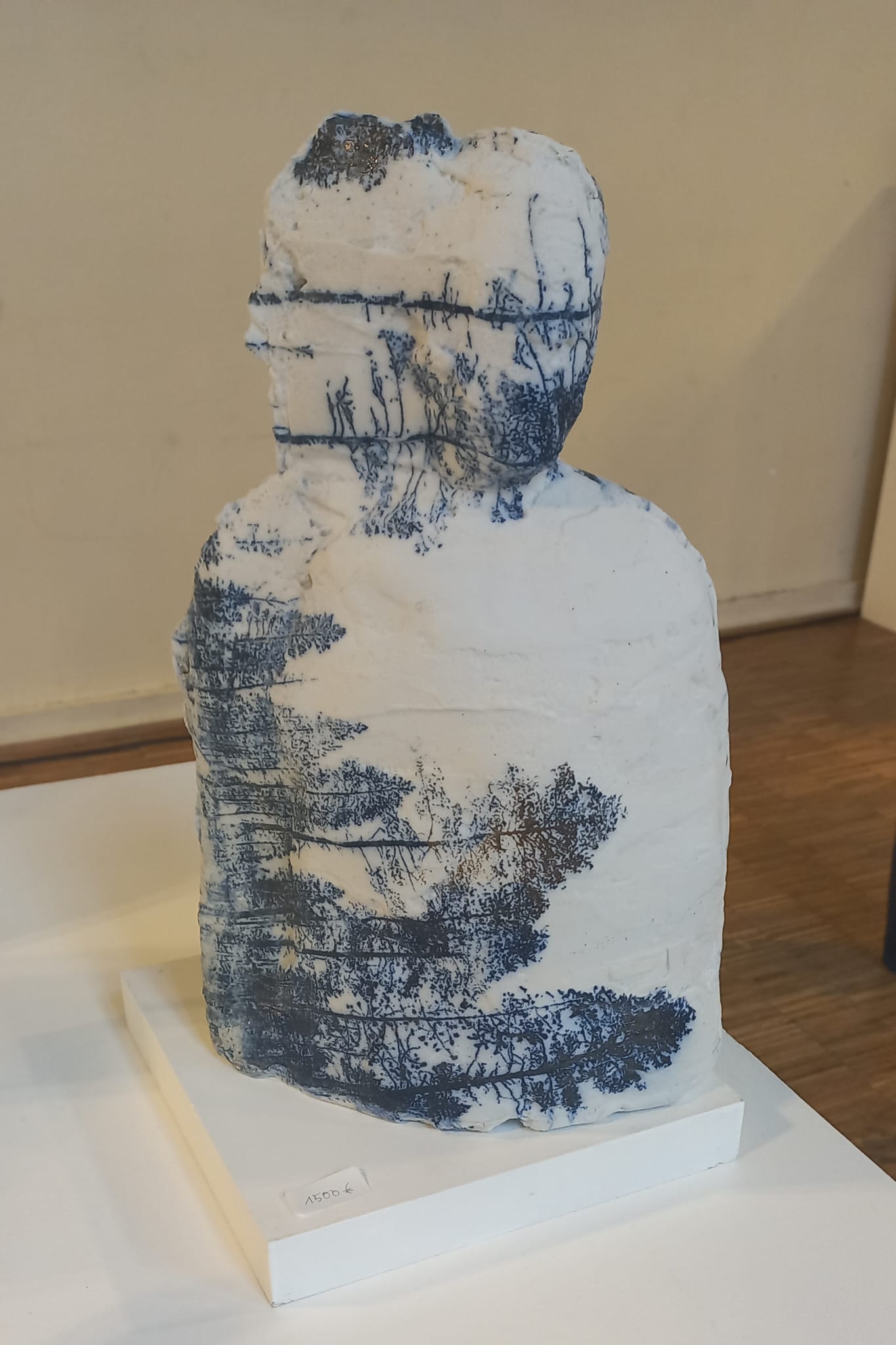 Mária Geszler-Garzuly : Between the Trees (2025) – porcelaine